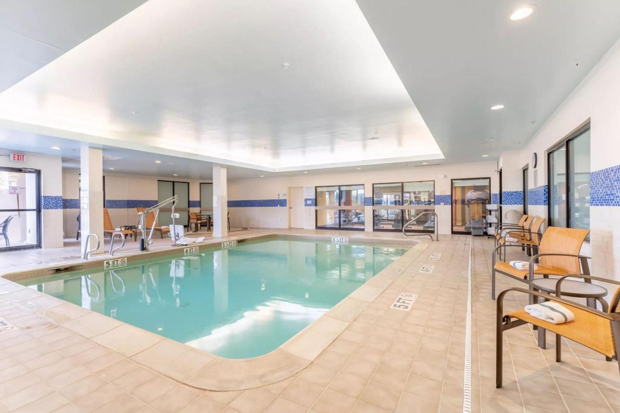 Courtyard Burlington Williston Otel Dış mekan fotoğraf