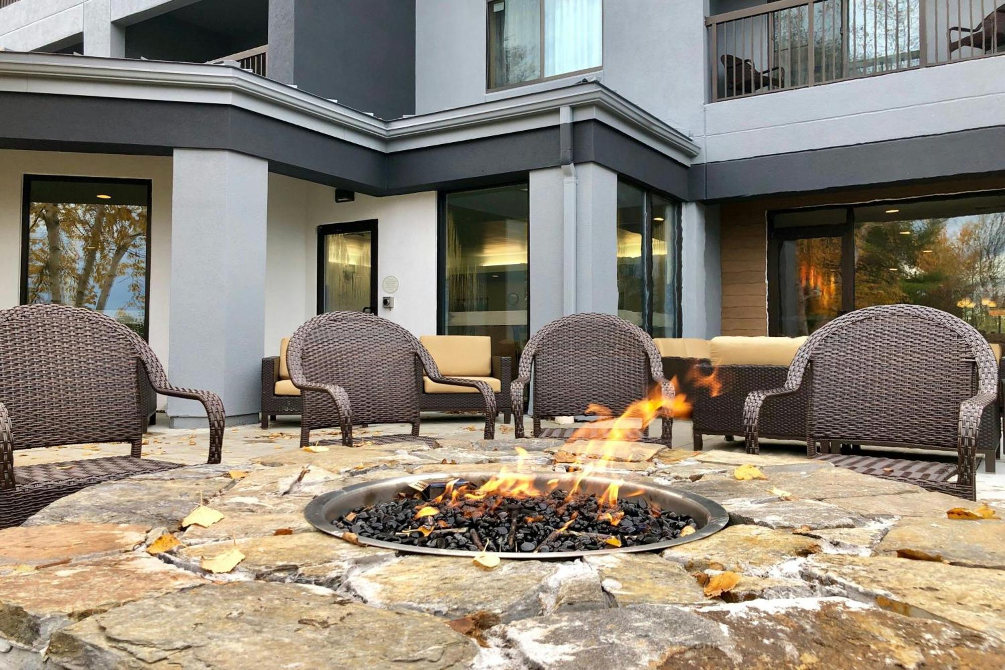 Courtyard Burlington Williston Otel Dış mekan fotoğraf