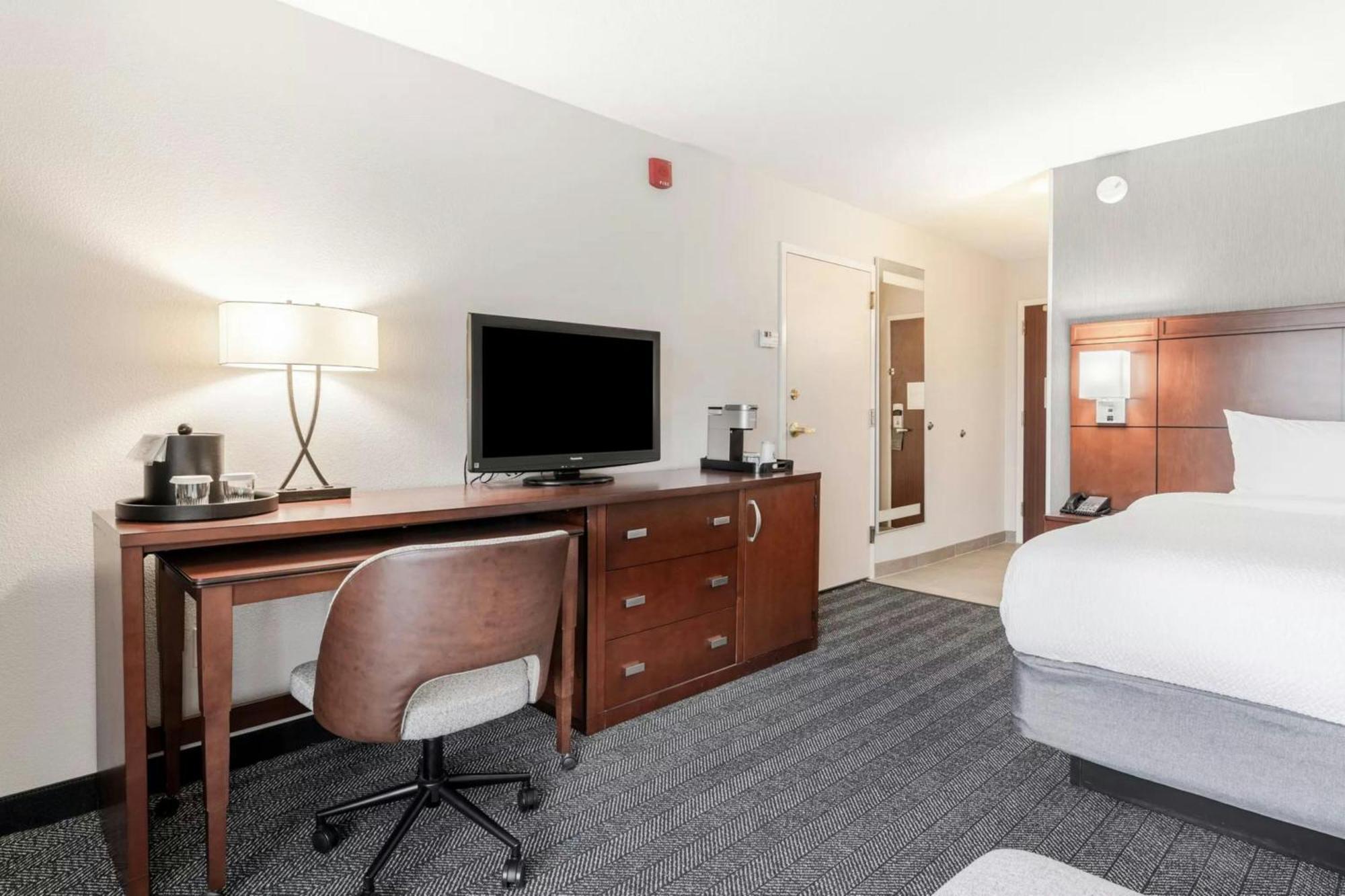 Courtyard Burlington Williston Otel Dış mekan fotoğraf